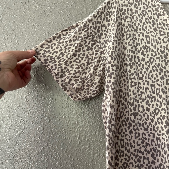 Woman’s American Eagle Medium Lightweight Leopard Print V-Neck Blouse Top - Picture 3 of 7